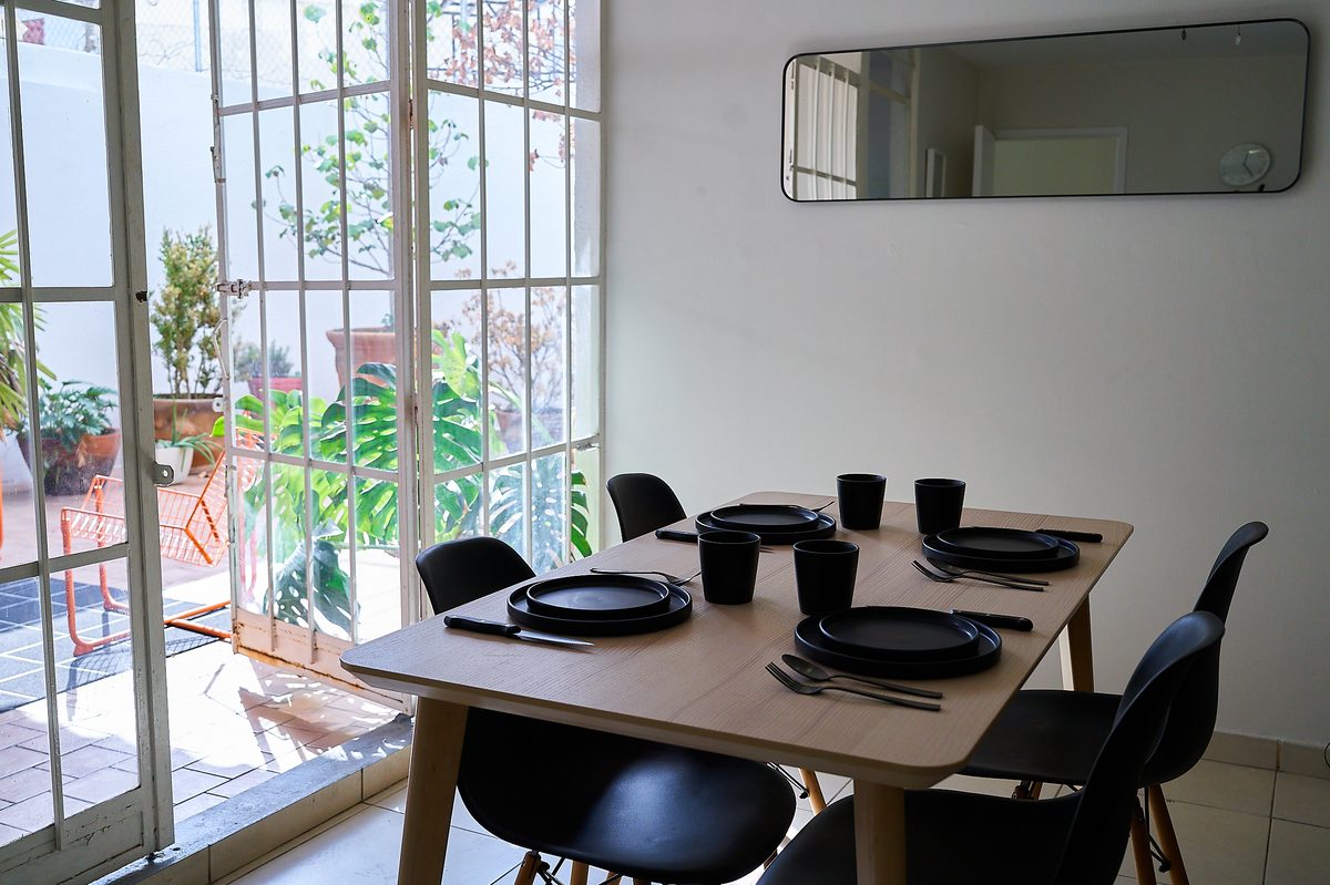 Sala living Glasshouse departamento luminoso GDL